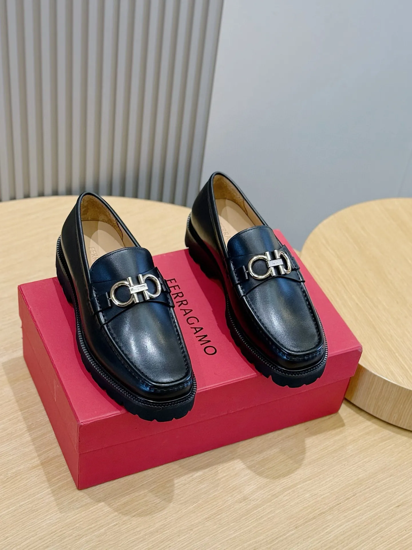 [Ferragamo] Top P: 760💰 Number of yards: 39~44 (38.45. Customized, non-returnable) Ferragamo men's leather derby shoes. The new derby shoes are light in texture and cool in style. They adopt exquisite eyelet uppers and novelly define urban trends. Made of brushed cowhide, it has a plump and rounded toe box and is decorated with delicate wingtip decorative details. Imported cowhide + cowhide lining.